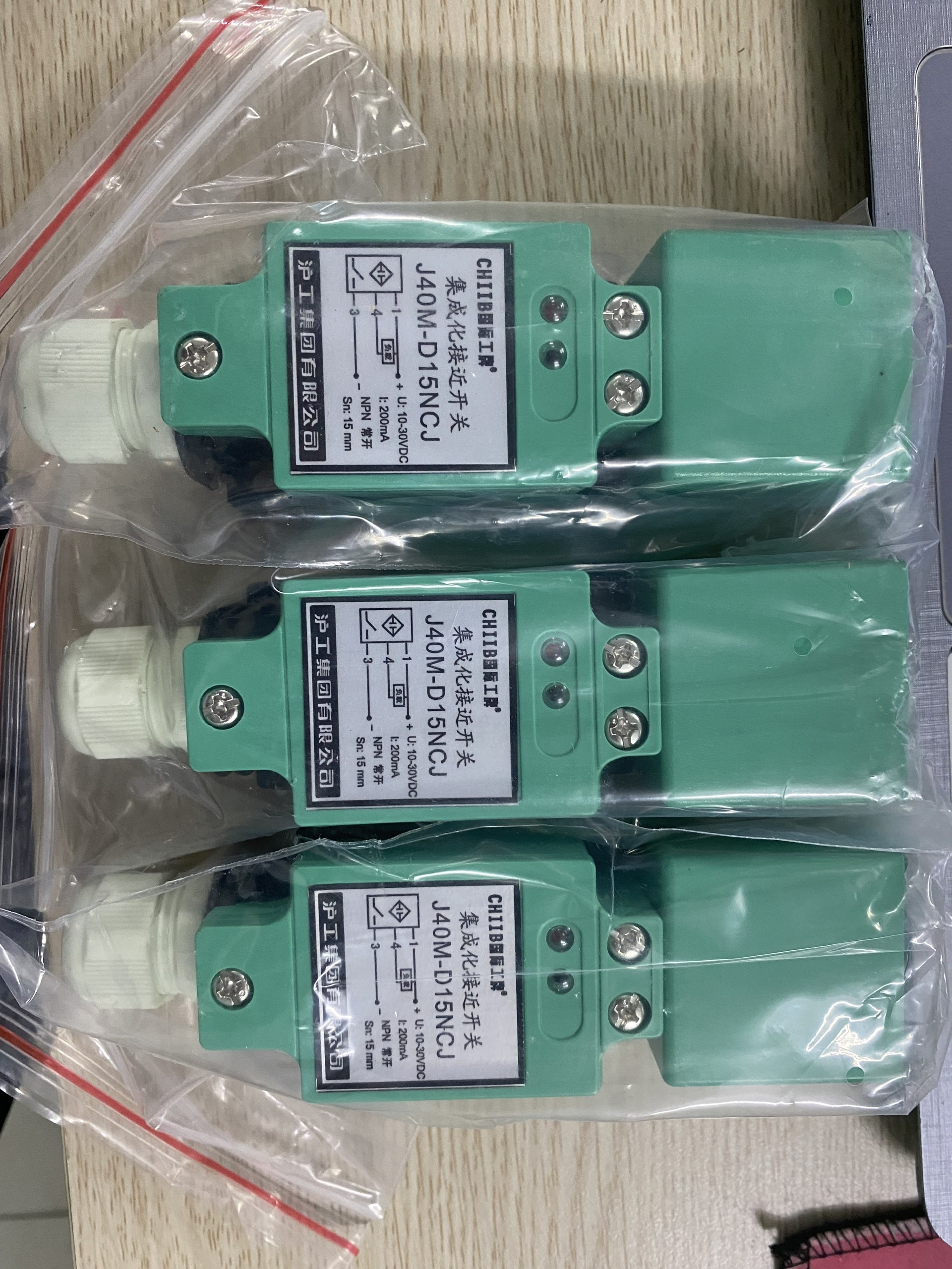Cảm biến từ J40M-D15NCJ